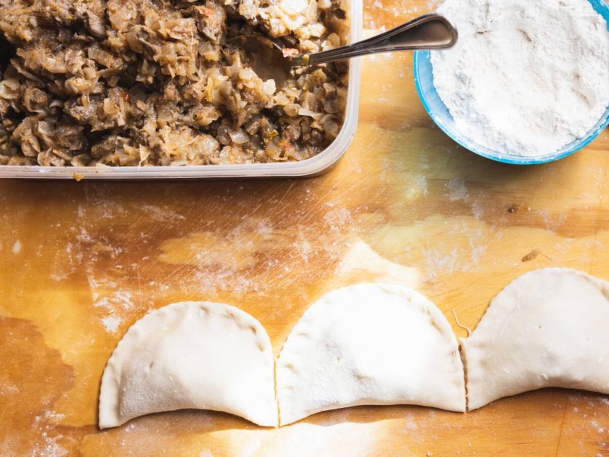 Joven fue grabado mientras amasaba empanadas con los pies para venderlas