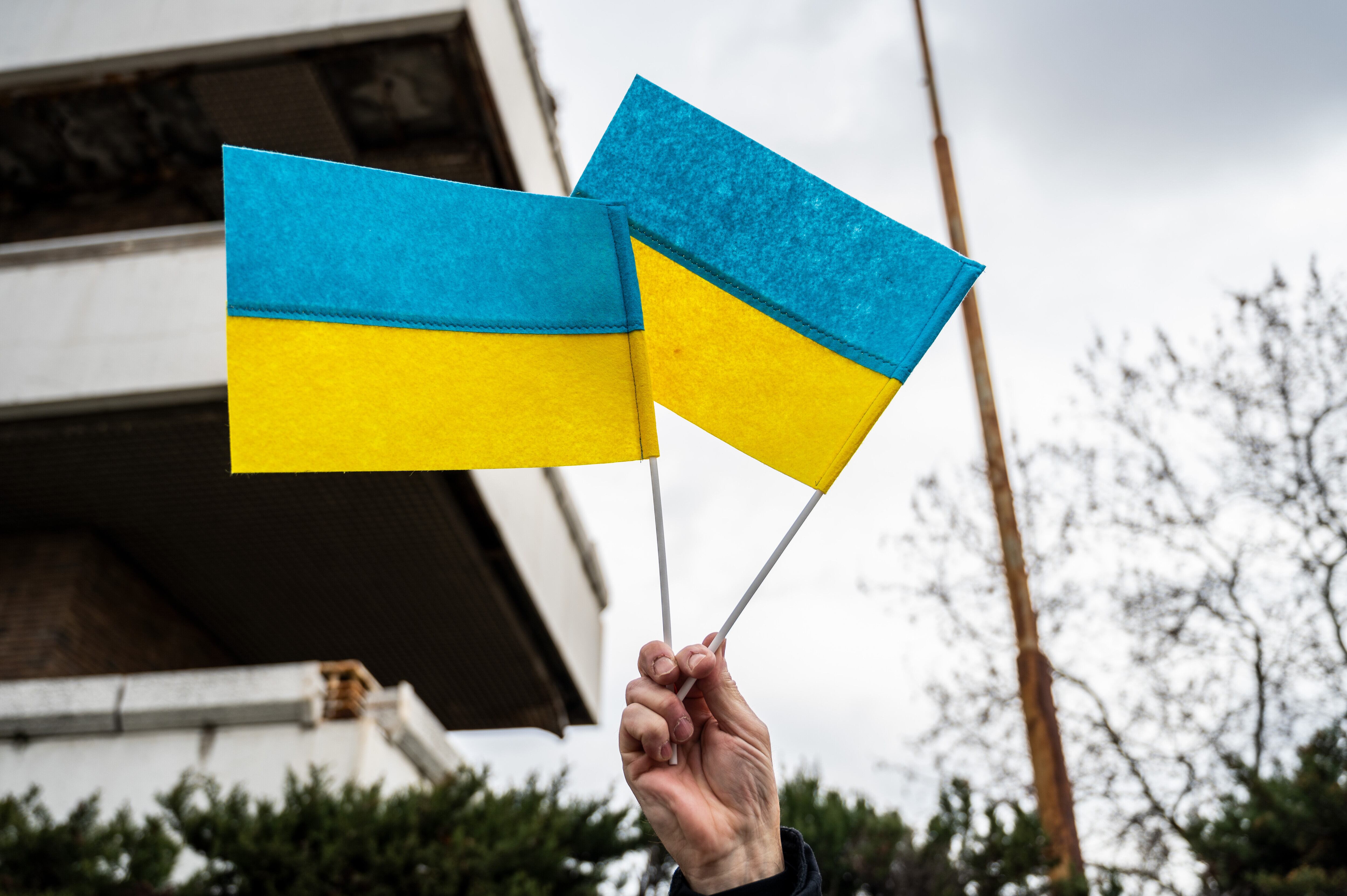 Banderas de Ucrania durante una protesta en Madrid, España, en rechazo a la invasión militar rusa. 
(Foto: Marcos del Mazo/LightRocket via Getty Images)