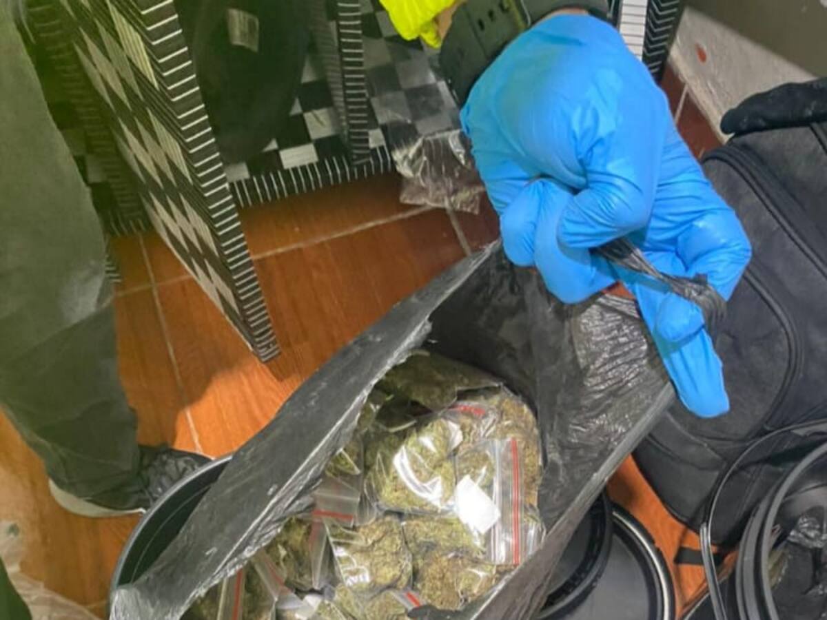 Operativos policiales dejan varios capturados, armas y estupefacientes incautados