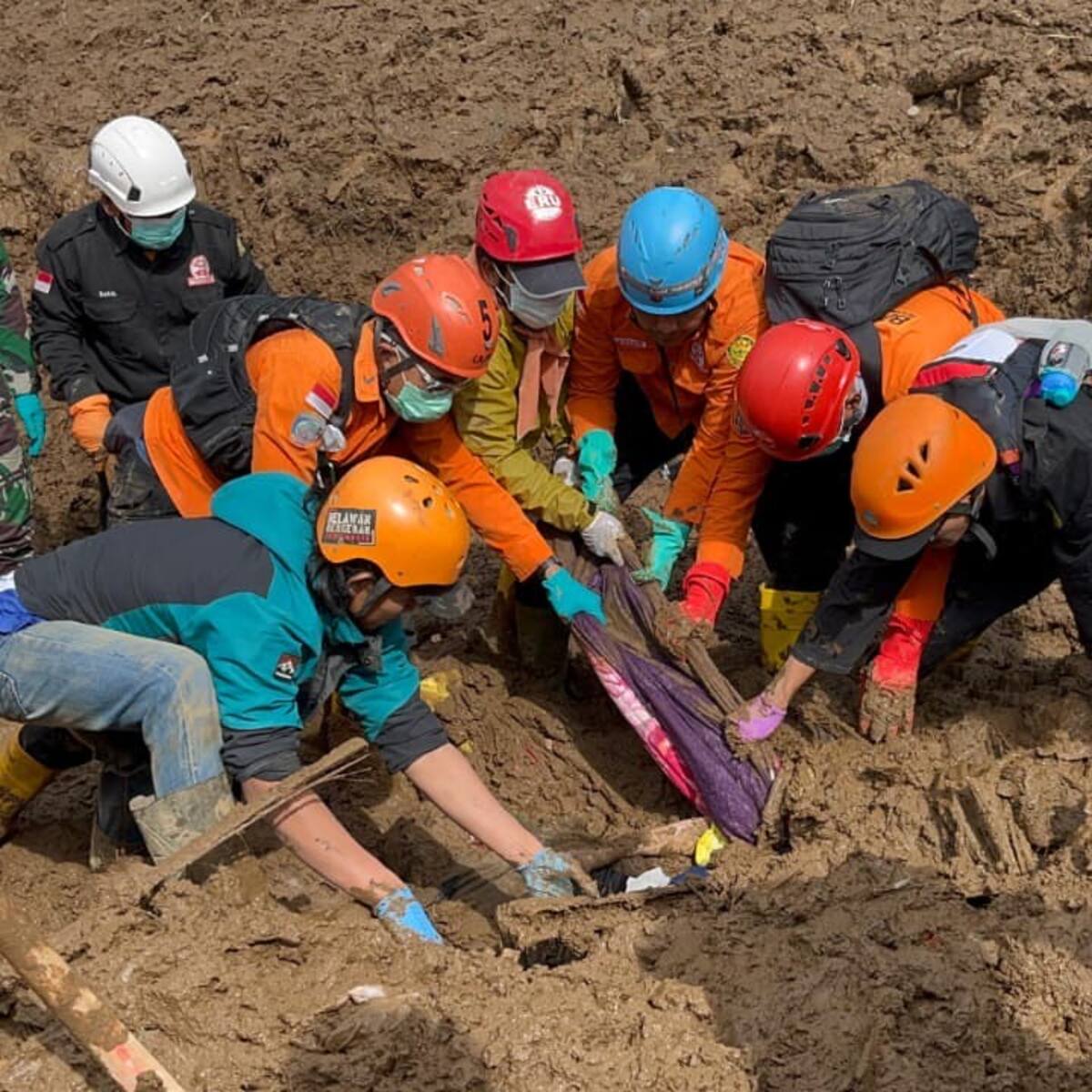 Suben a 34 los muertos por un alud en Indonesia mientras se busca a unos 46 desaparecidos
