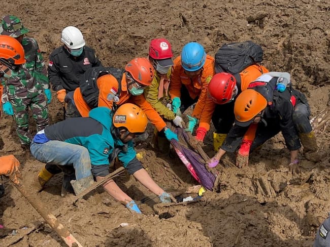 Rescatistas y voluntarios en trabajo de búsqueda en Indonesia. Foto: EFE/Agencia Nacional de Búsqueda y Rescate de Indonesia (Basarnas)
