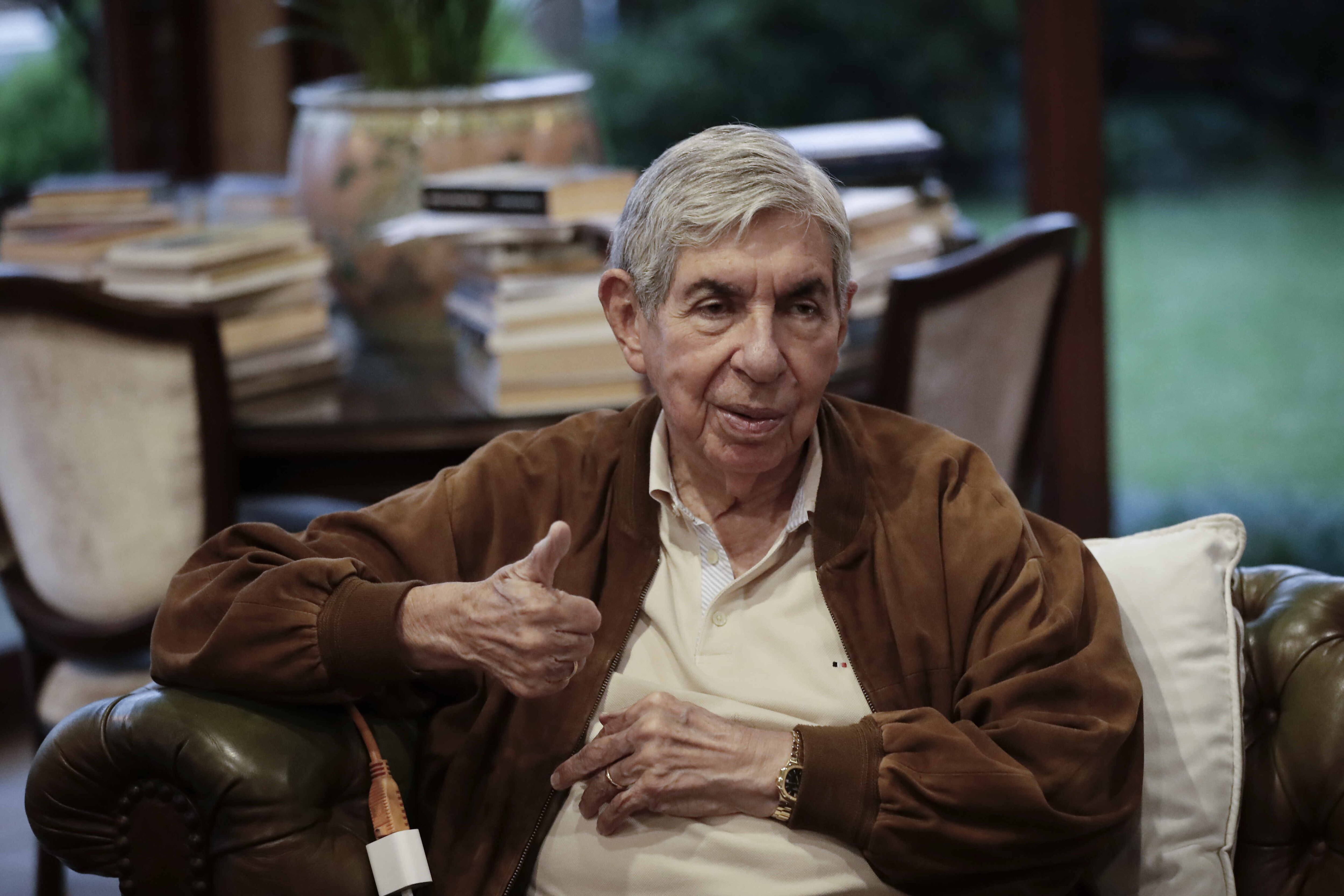 Fotografía de archivo fechada el 09 de agosto de 2024 del expresidente de Costa Rica y Premio Nobel de la Paz, Óscar Arias, hablando en una entrevista con EFE en San José (Costa Rica). El Gobierno de Estados Unidos retiró la visa al expresidente de Costa Rica y Premio Nobel de la Paz, Óscar Arias Sánchez, quien se suma a una serie de figuras políticas costarricenses a quienes el Gobierno de Donald Trump ha quitado la visa sin razones oficiales confirmadas. EFE/ Jeffrey Arguedas /ARCHIVO