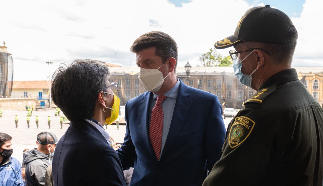 Diego Molano (centro) reiteró que la fuerza pública garantizará la protesta pacífica.