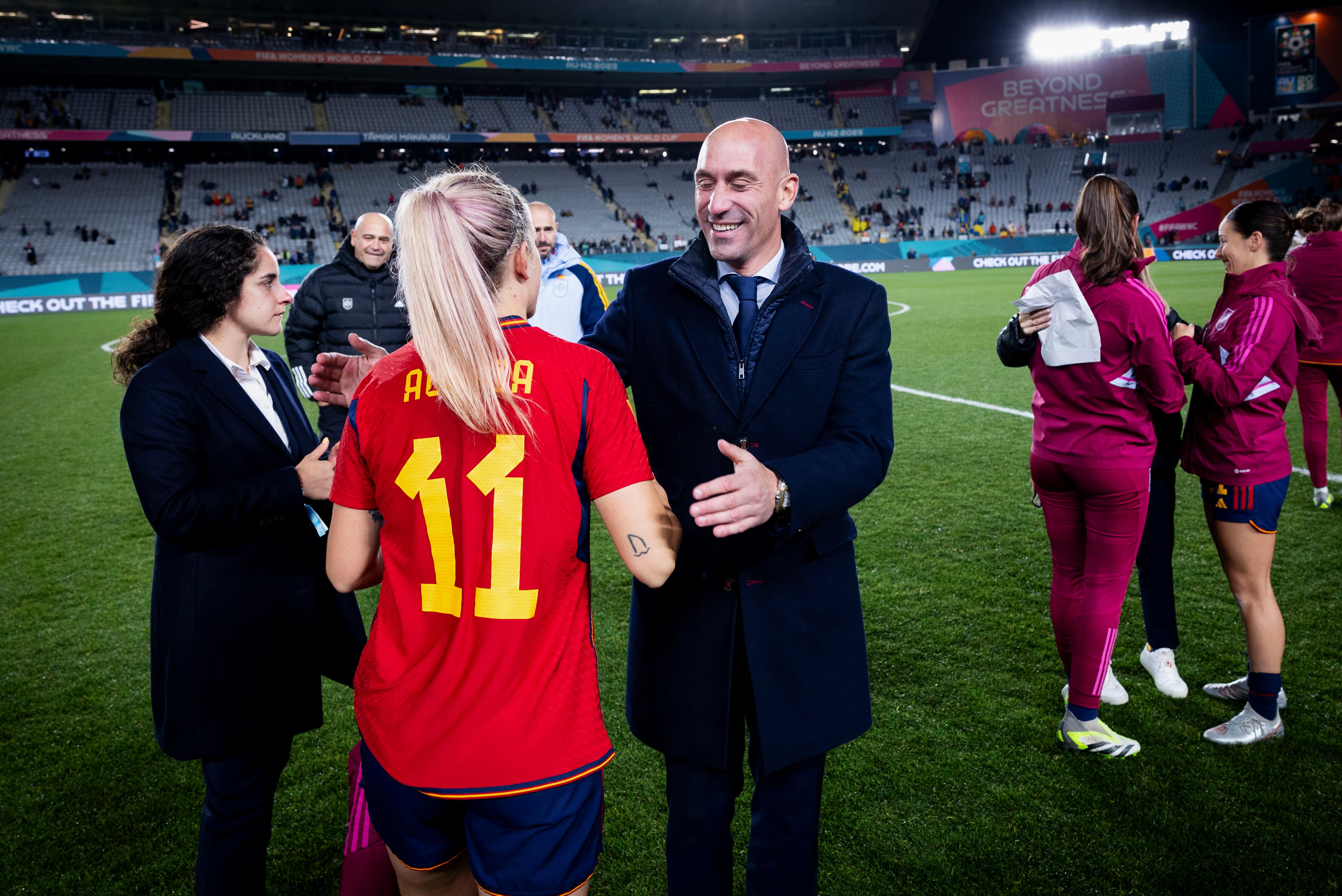 El presidente de la Real Federación Española de Fútbol, Luis Rubiales (c), celebra a la centrocampista de la selección española de fútbol femenino Alexia Putellas (2i) después de que el equipo se impusiera a Suecia en la semifinal del Mundial femenino de fútbol este martes en Auckland (Nueva Zelanda). EFE/Pablo García/RFEF