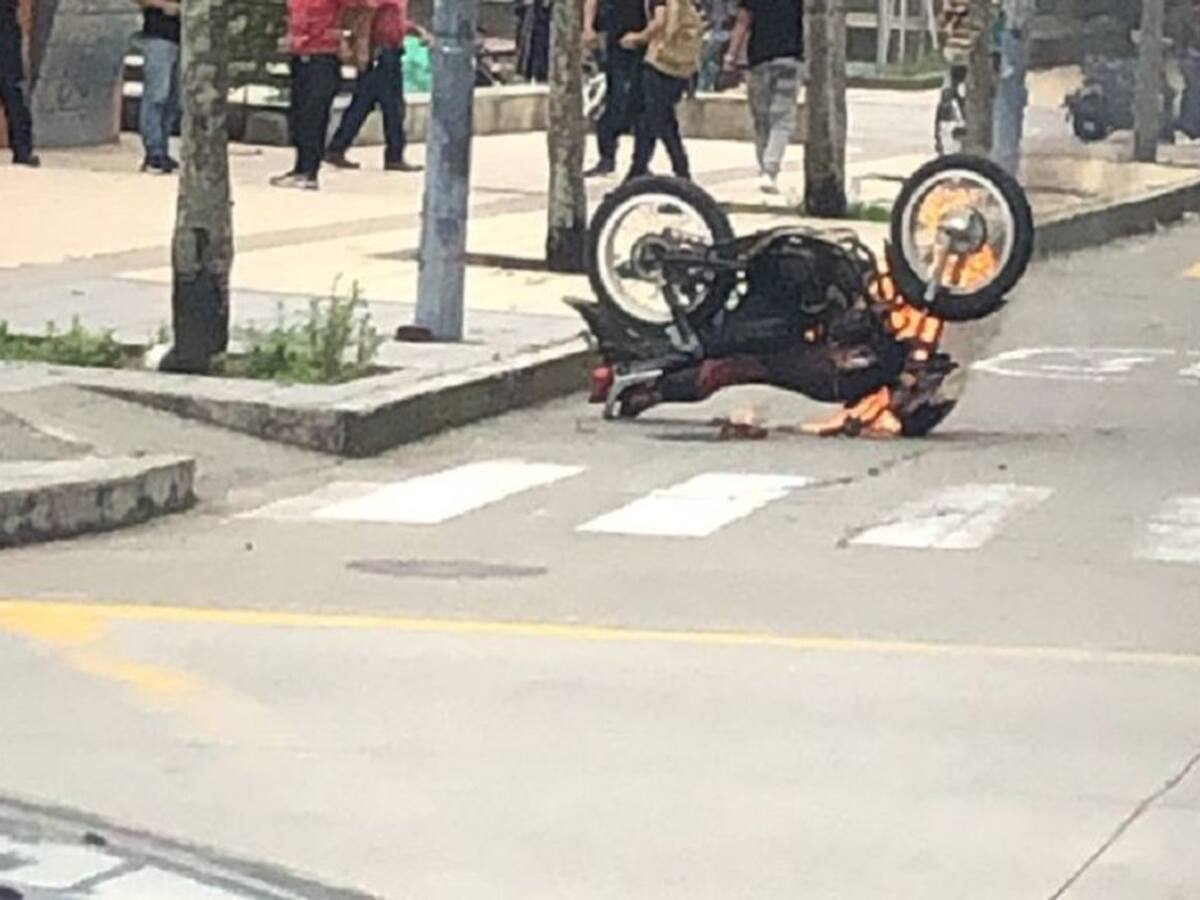 Le prendieron fuego a una moto donde trataban de huir ladrones en Armenia