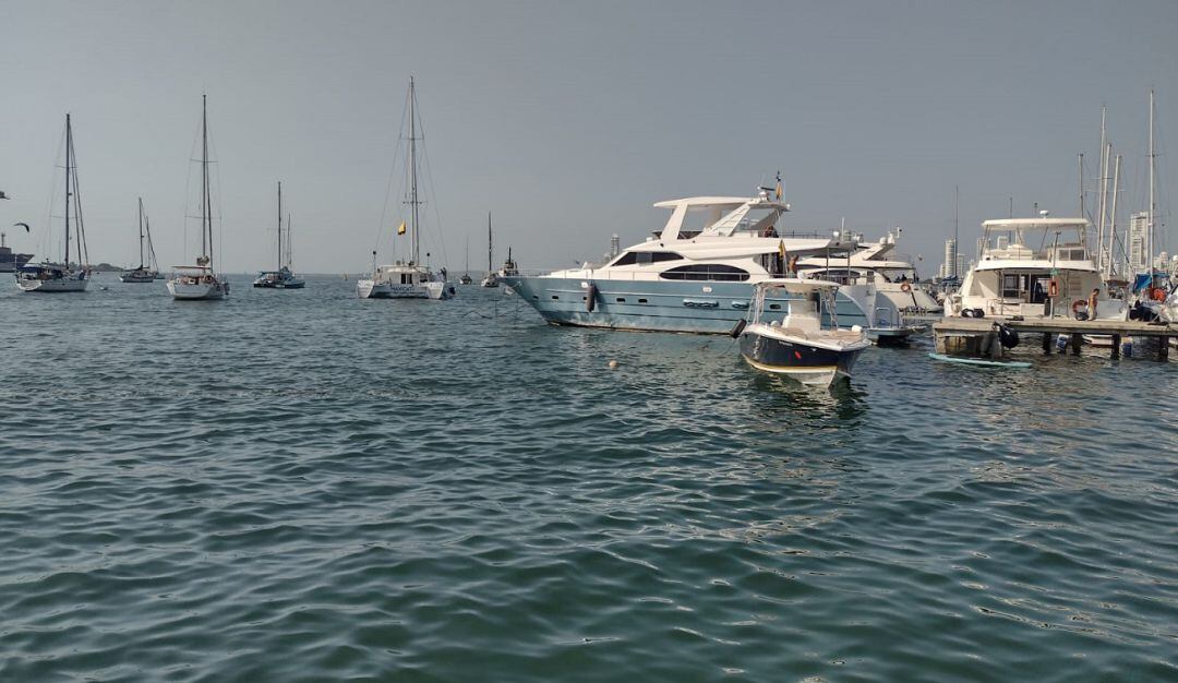 Por ejemplo en el muelle turístico de Manga, las lanchas y yates que prestan servicio de transporte generan afectación a quienes están fondeados