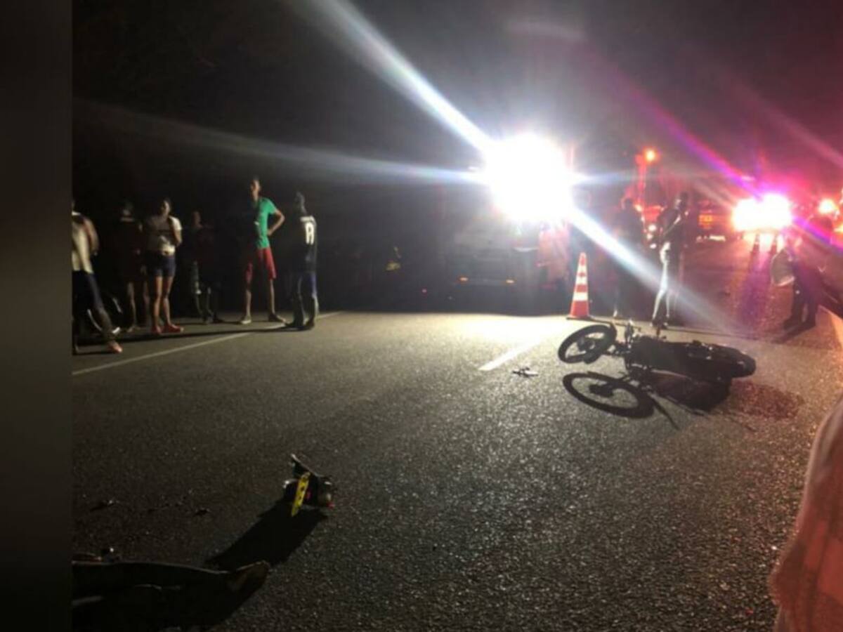 Un muerto y un herido al chocar moto contra un tractocamión en la Oriental