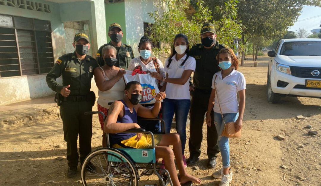 Entrega de regalos a joven e condición de discapacidad por una bala perdida