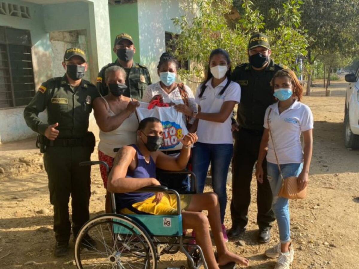 Policía Bolívar regaló una silla de rueda a joven en Hato Viejo
