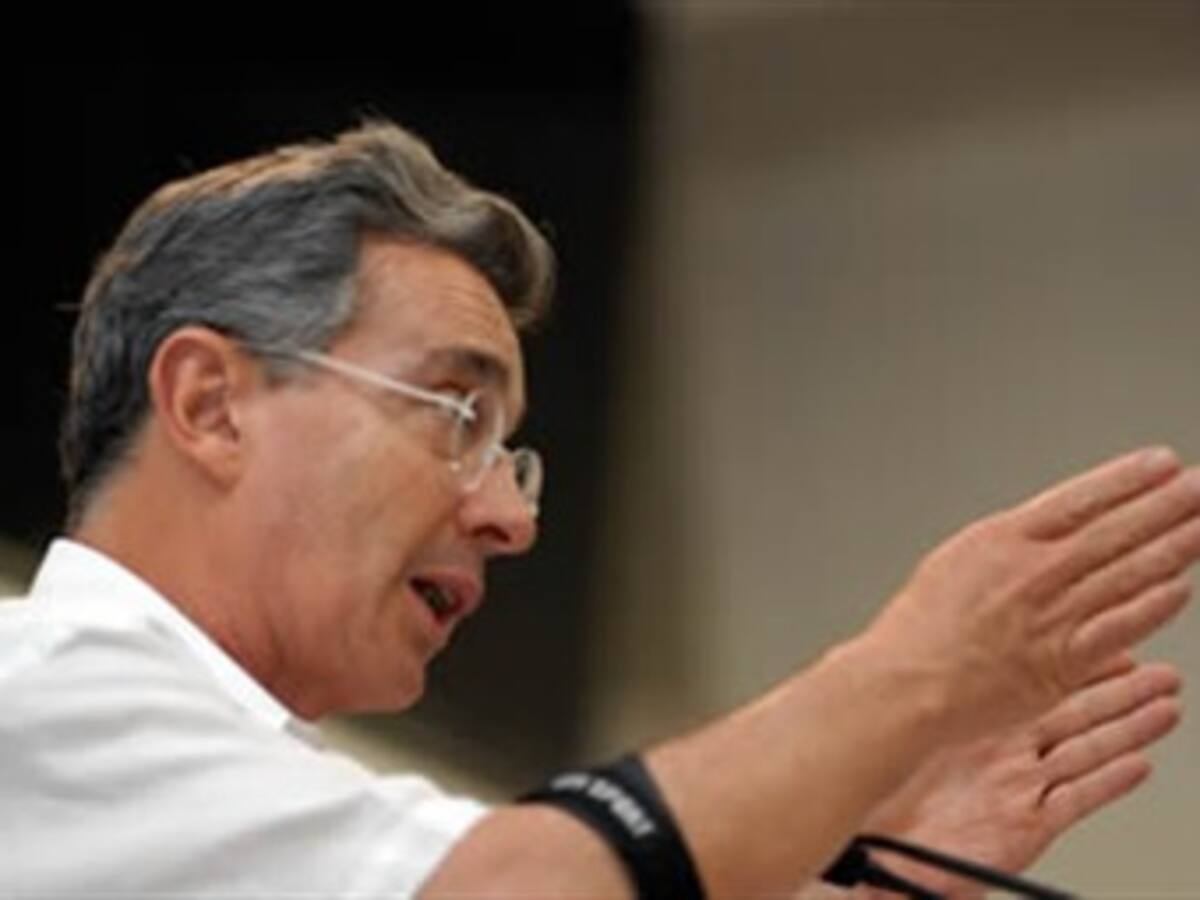 Uribe pide romper los panfletos en la cara a los integrantes de bandas emergentes