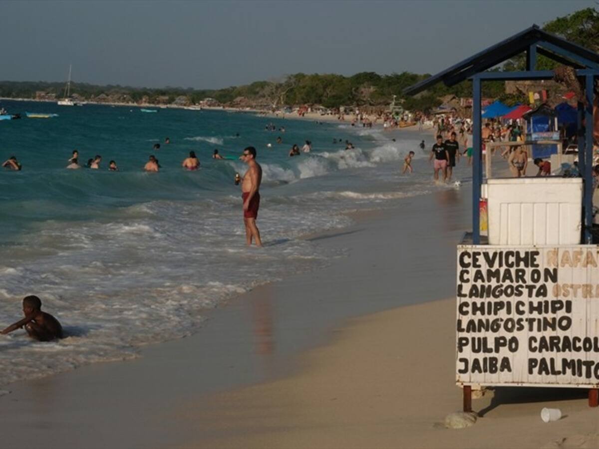Alcalde de Cartagena expone medidas de control para Playa Blanca