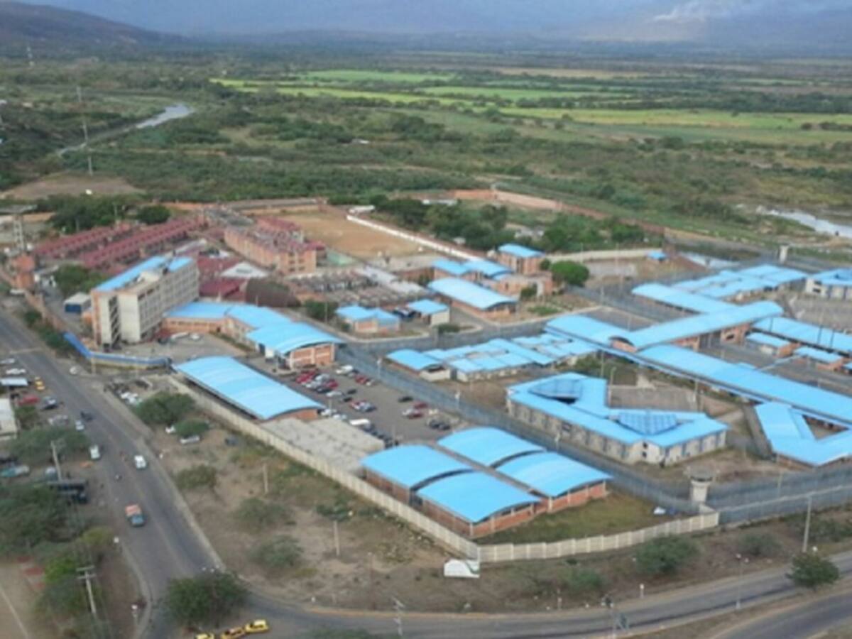 Autorizan a familiares de presos llevar alimentos hasta la cárcel modelo