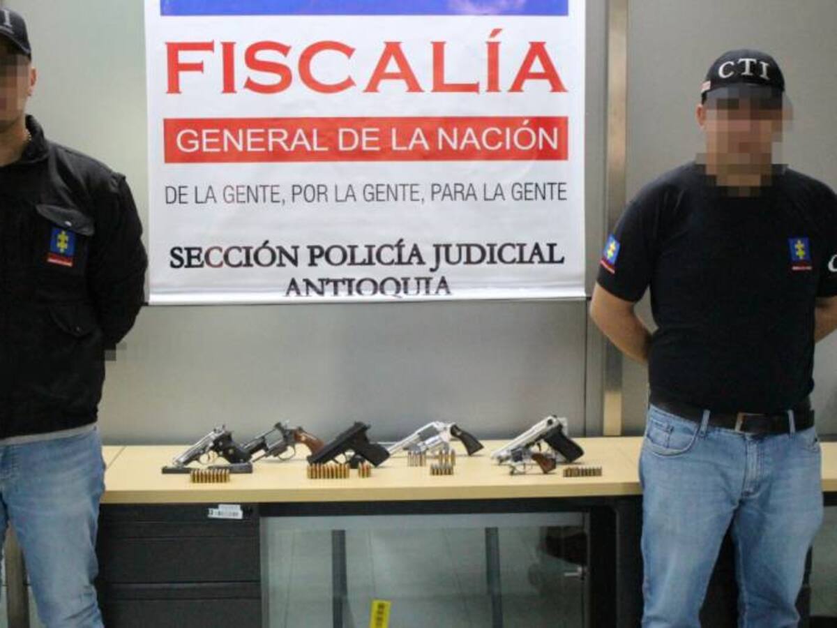 Fiscalía descubre numerosas armas y municiones en parqueadero de Medellín
