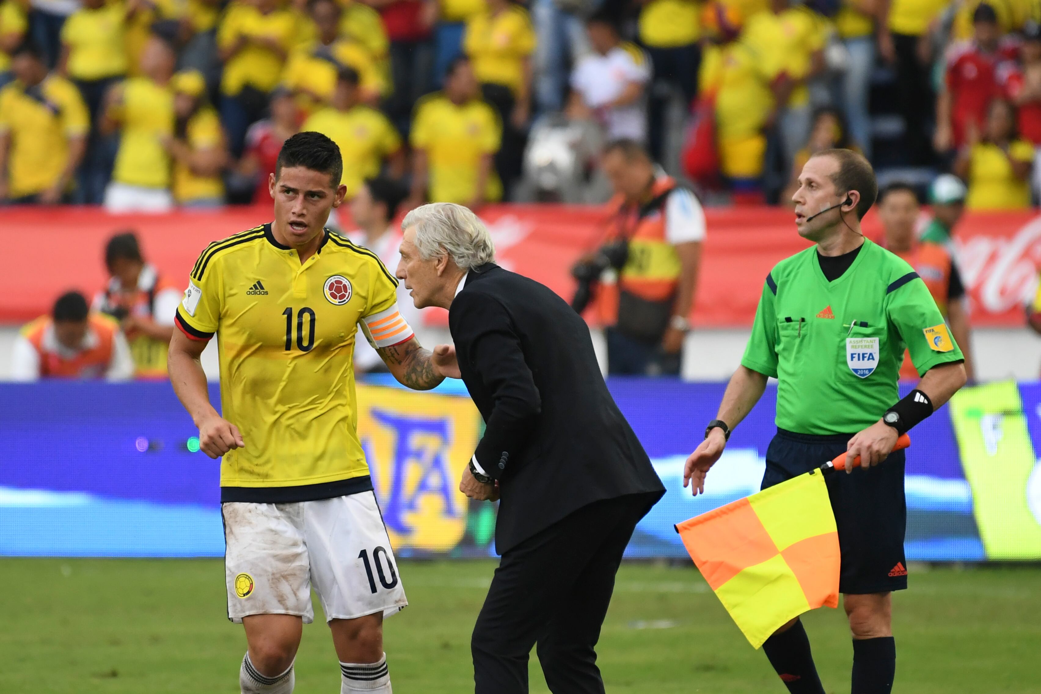 James Rodríguez junto a José Pékerman durante las Eliminatorias al Mundial de Rusia 2018. (Photo credit should read LUIS ACOSTA/AFP via Getty Images)