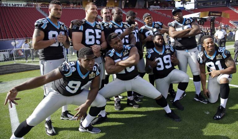 Miembros de Las Panteras posan para una foto.