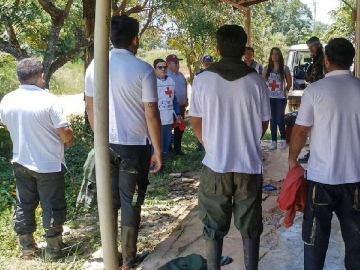 A una comisión humanitaria disidencias armadas entrega civiles