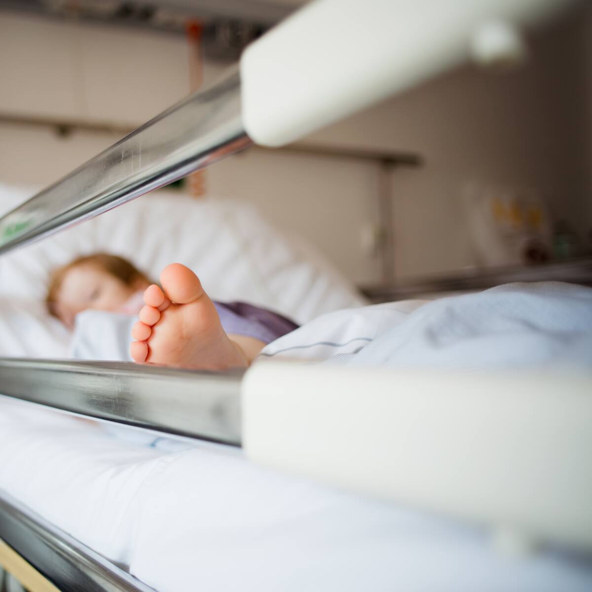 Niño de ocho años está en UCI tras ser gravemente herido por una bala perdida en Medellín