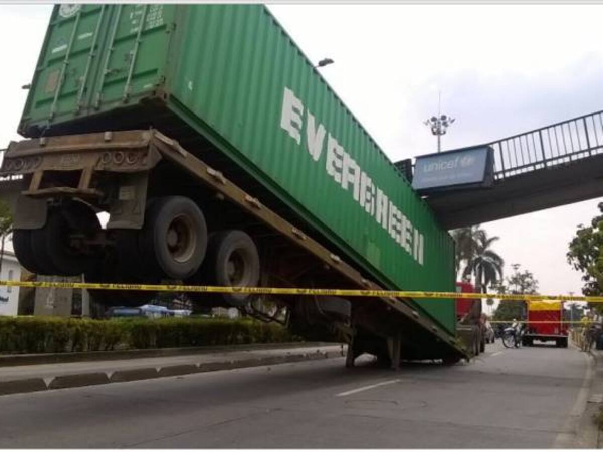 El puente peatonal del Club Noel se debe reconstruir con viga nueva