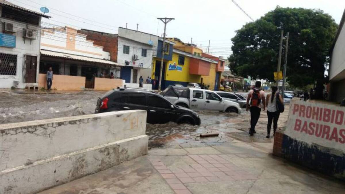 En total fueron 7 los vehículos cuyos ocupantes vivieron momentos de pánico al mediodía de este jueves al quedar atrapados en las turbulentas aguas de los arroyos.