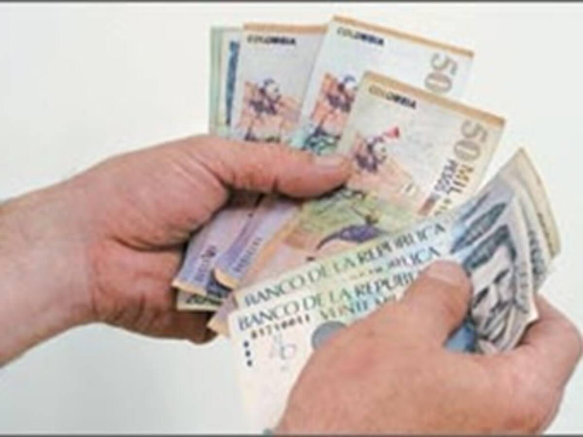 Uribe dice que alza del salario mínimo es muy superior a la inflación