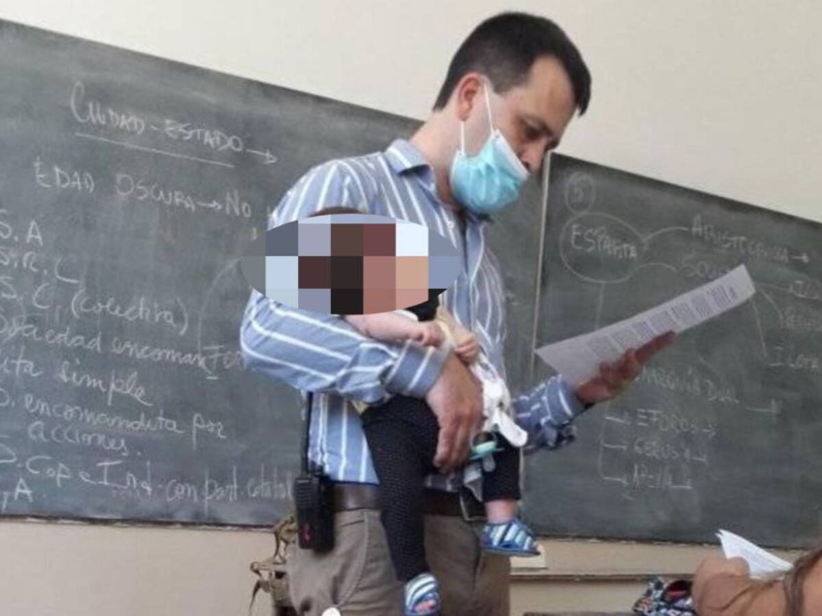 Profesor en Argentina cuidó a bebé de su alumna para que pudiera estudiar