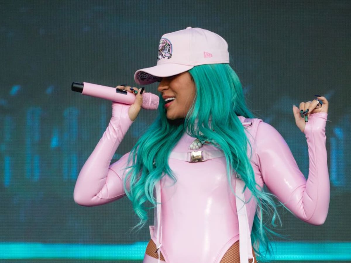 Karol G sufrió una fuerte caída en medio de su presentación en EE.UU.