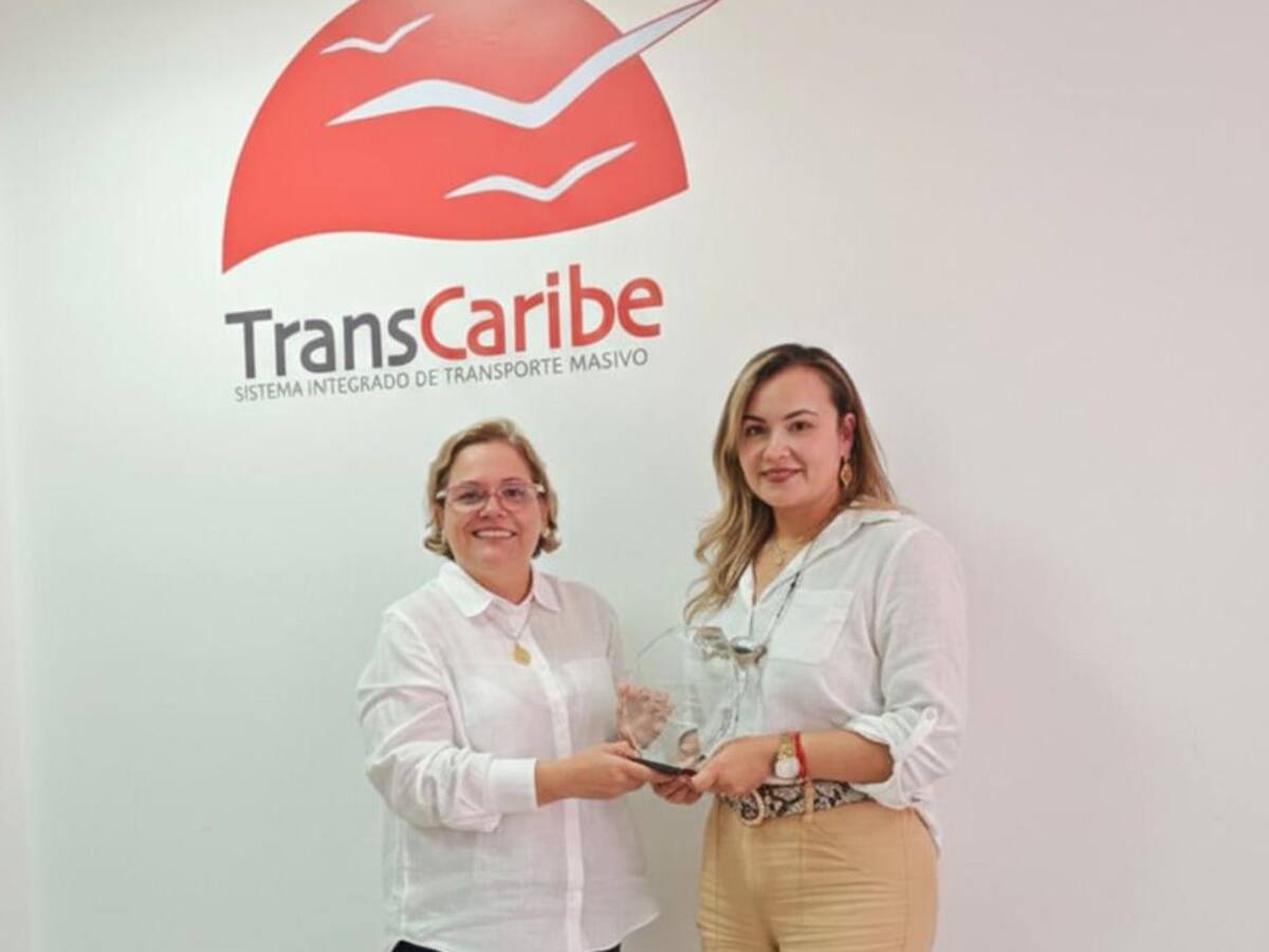 Terpel entrega reconocimiento a TransCaribe por una década de operación con energías limpias