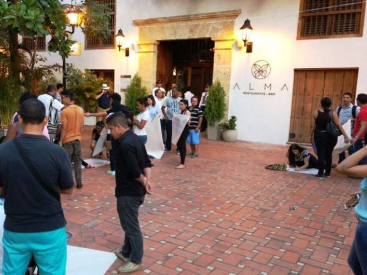 Jóvenes rechazan explotación comercial en la plaza de los estudiantes