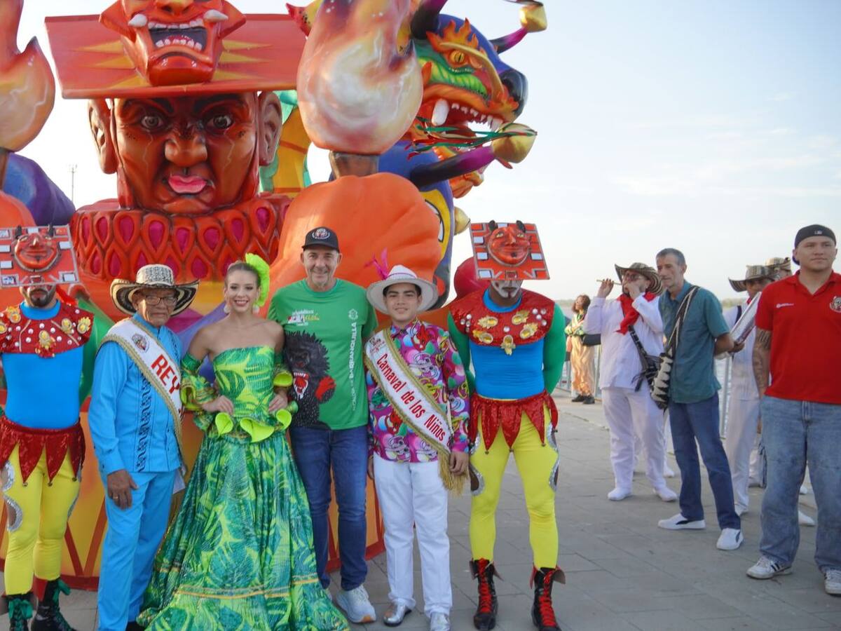 Comenzó el desfile de las macrofiguras del Carnaval de Barranquilla en el Gran Malecón