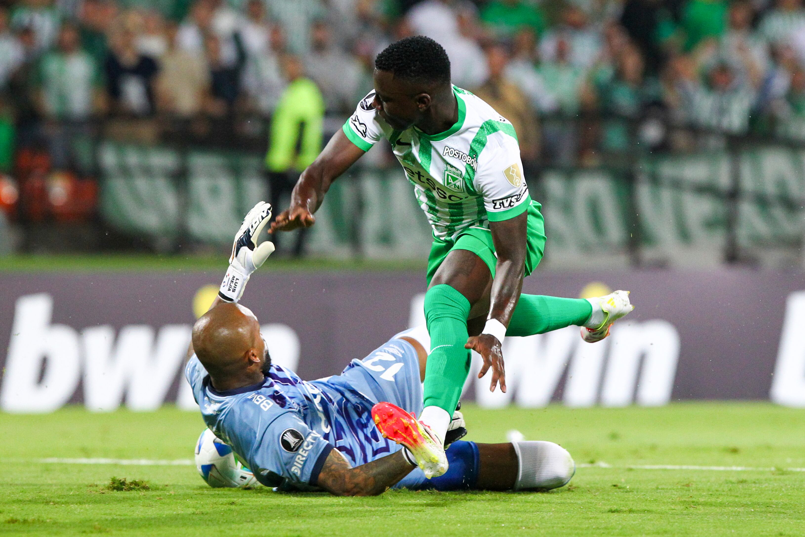 AMDEP4726. MEDELLÍN (COLOMBIA), 02/04/2025.- Marino Hinestroza (d) de Atlético Nacional disputa un balón con Luis Ricardo Mejía de Nacional este miércoles, en un partido de la fase de grupos de la Copa Libertadores entre Atlético Nacional y Nacional de Uruguay en el estadioAtanasio Girardot en Medellín (Colombia). EFE/ STR