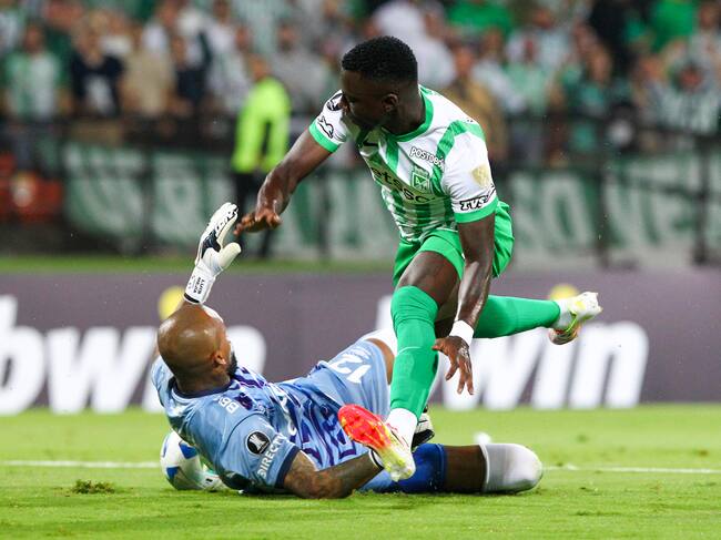 AMDEP4726. MEDELLÍN (COLOMBIA), 02/04/2025.- Marino Hinestroza (d) de Atlético Nacional disputa un balón con Luis Ricardo Mejía de Nacional este miércoles, en un partido de la fase de grupos de la Copa Libertadores entre Atlético Nacional y Nacional de Uruguay en el estadioAtanasio Girardot en Medellín (Colombia). EFE/ STR
