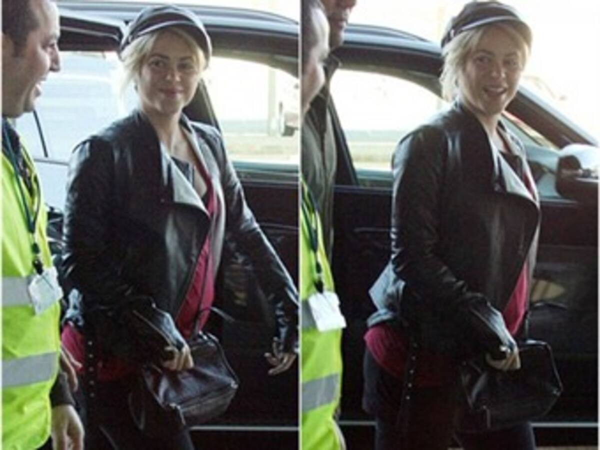Captan a Shakira con su creciente embarazo en aeropuerto de Barcelona