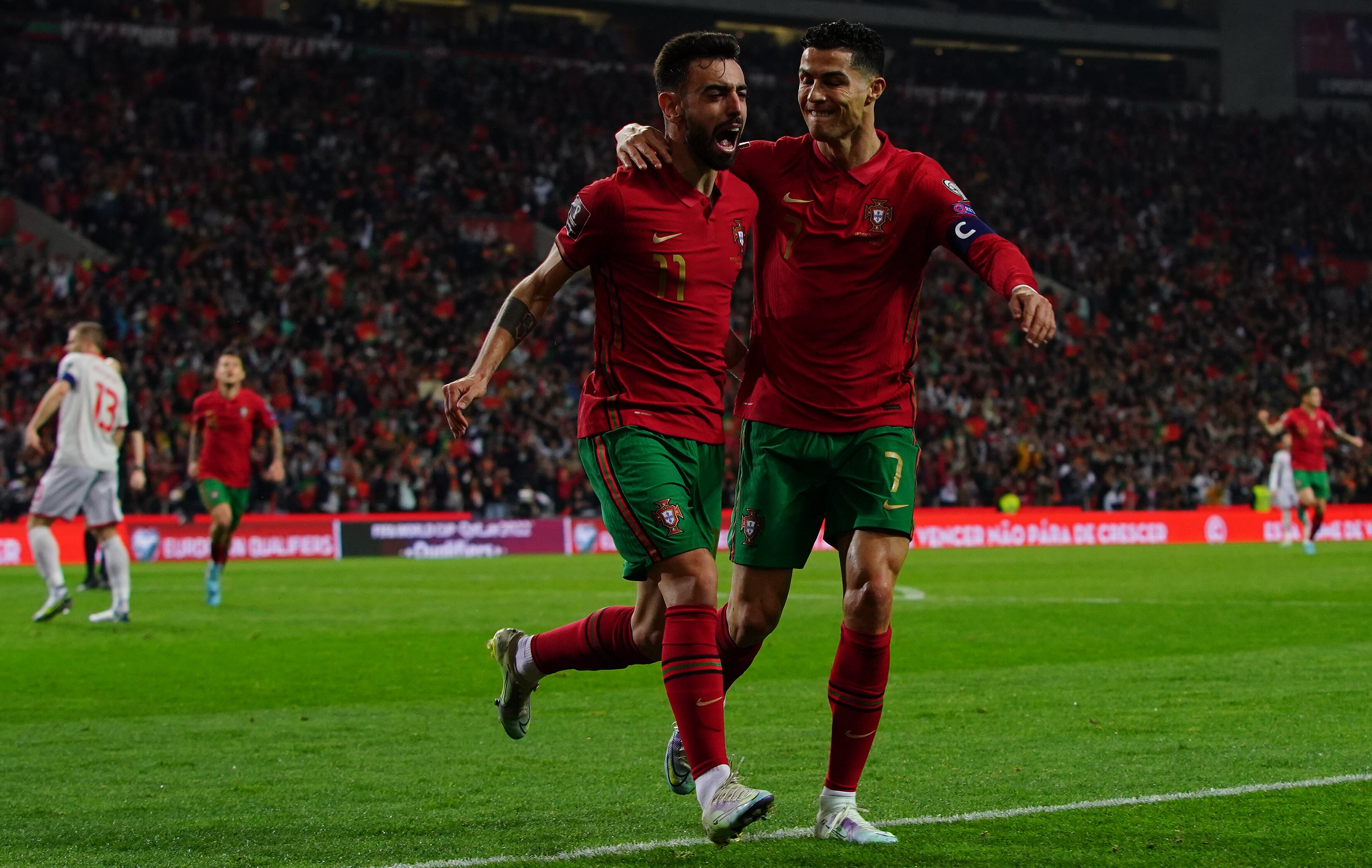 Bruno Fernandes junto a Cristiano Ronaldo en la Selección de Portugal.  (Photo by Gualter Fatia/Getty Images)