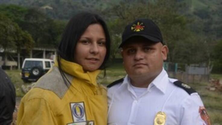 Bombero le pide matrimonio a su novia en pleno simulacro