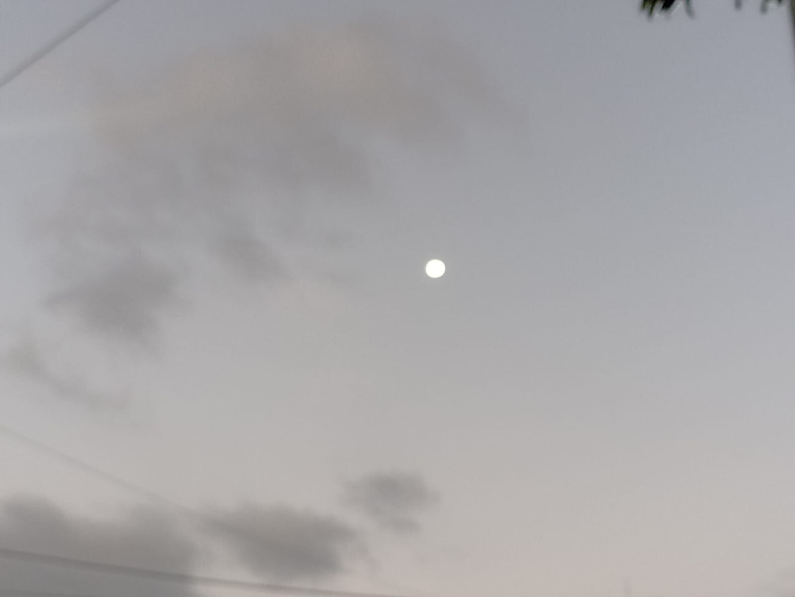 La luna acompaña las noches y las mañanas en el cielo de Armenia