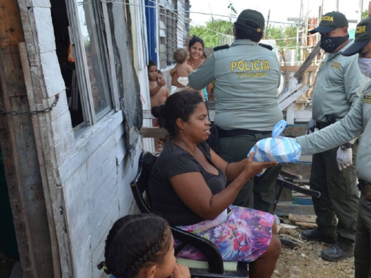 Comunidades de Cartagena reciben almuerzos hechos por la Policía