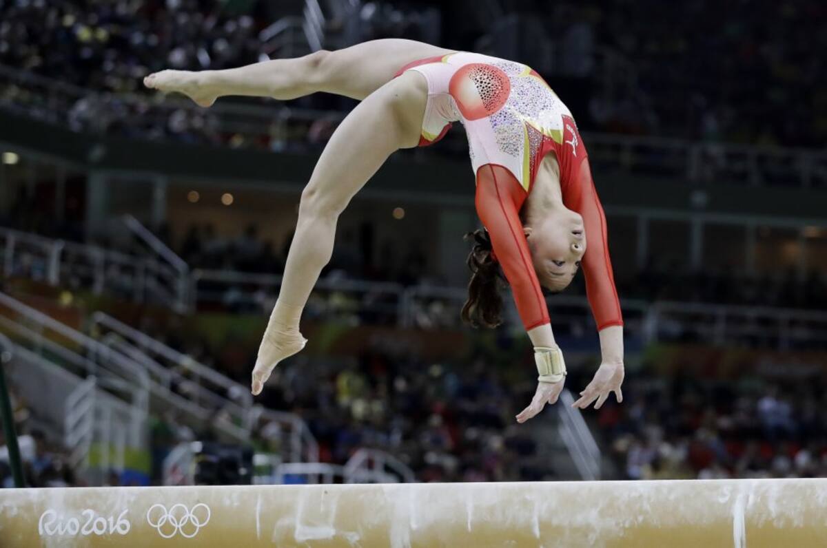 La japonesa Asuka Teramoto en su presentación por las pruebas clasificatorias de gimnasia.