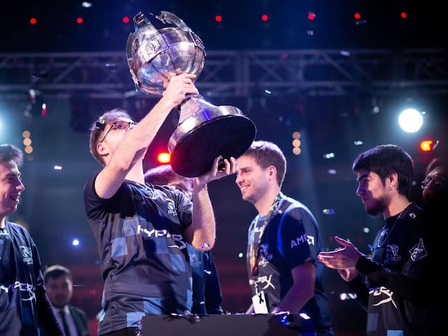 El equipo argentino Isurus Gaming levantando el trofeo de la Liga Latinoamericana de LOL