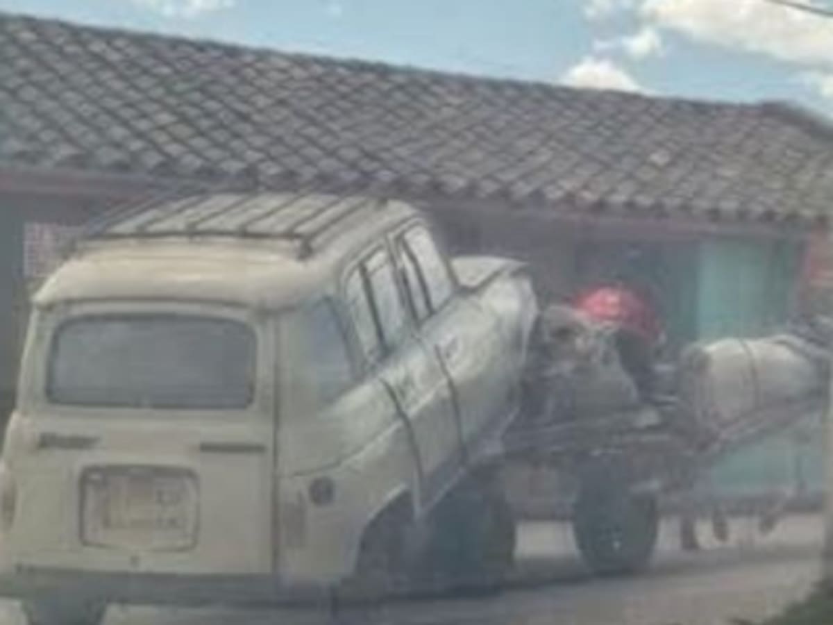 Autoridades en Sogamoso buscan a los responsables de obligar a un caballo a transportar un Renault 4