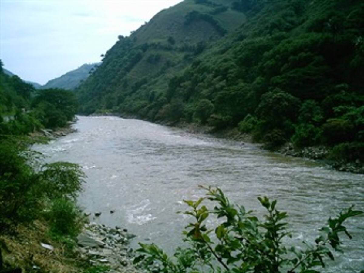 Mueren conductor y Policía en vehículo lanzado a las aguas del Río Cauca