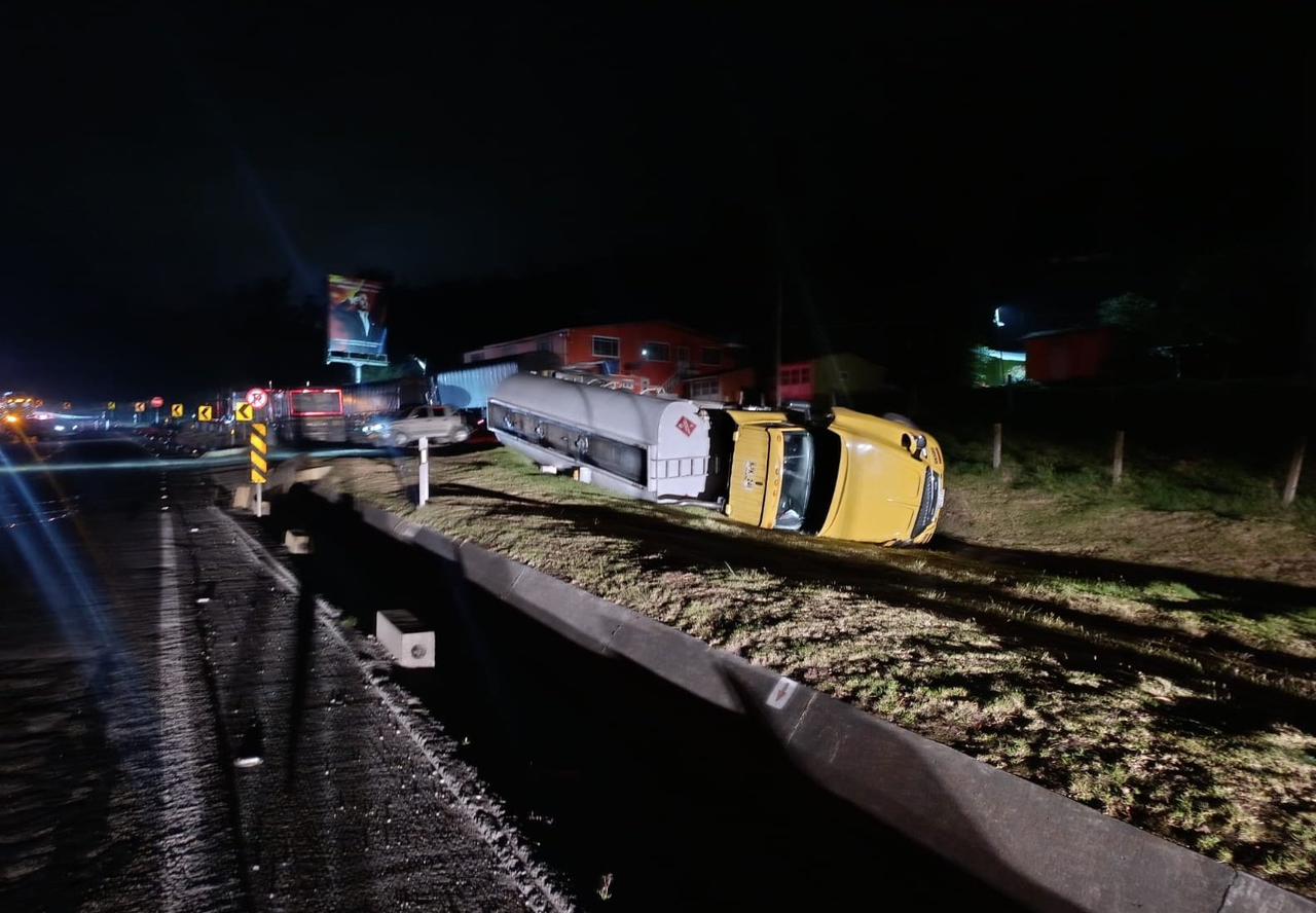 Tractocamión se volcó en la vía Bogotá - Villavicencio. Se confirma cierre del eje vial. Foto: Suministrada por Coviandina.