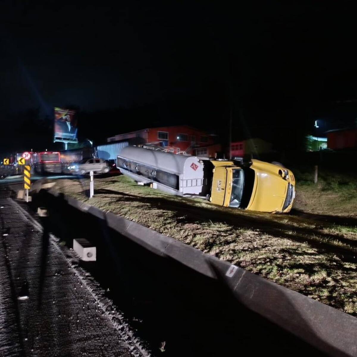 EN VIVO 🔴 Cierre total de la vía Bogotá - Villavicencio por volcamiento de un tractocamión
