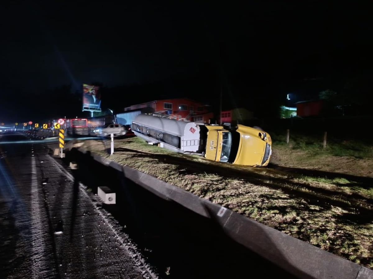 EN VIVO 🔴 Cierre total de la vía Bogotá - Villavicencio por volcamiento de un tractocamión