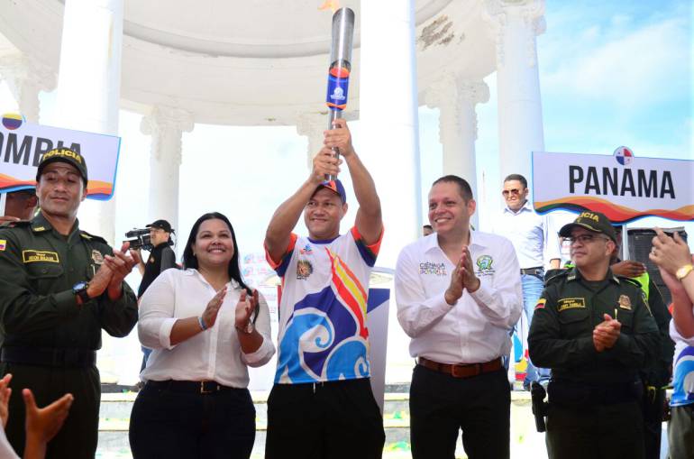 La comitiva cienaguera recibiendo la llama bolivariana. /FOTO ALCALDÍA