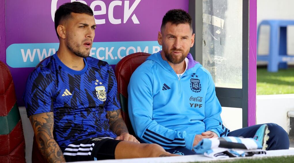 Lionel Messi en el banquillo de Argentina para el duelo con Bolivia, pero no hizo parte de los disponibles (Photo by Leonardo Fernandez/Getty Images)