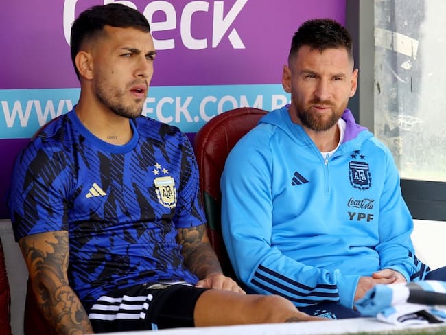 Lionel Messi en el banquillo de Argentina para el duelo con Bolivia, pero no hizo parte de los disponibles (Photo by Leonardo Fernandez/Getty Images)