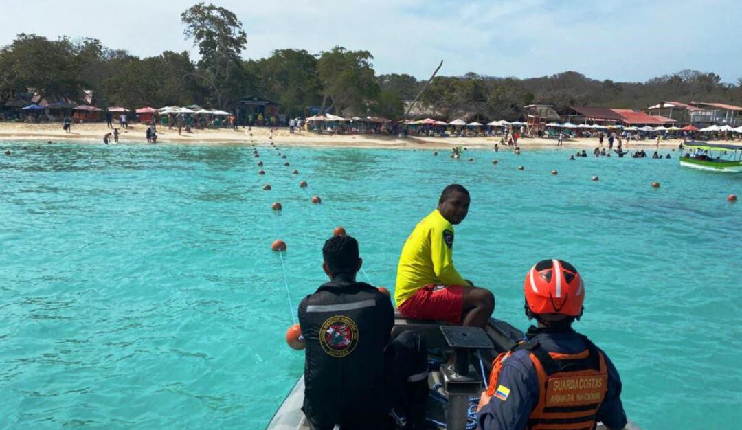 El canal de ingreso a las embarcaciones que llegan a este sector evita posibles accidentes con los bañistas