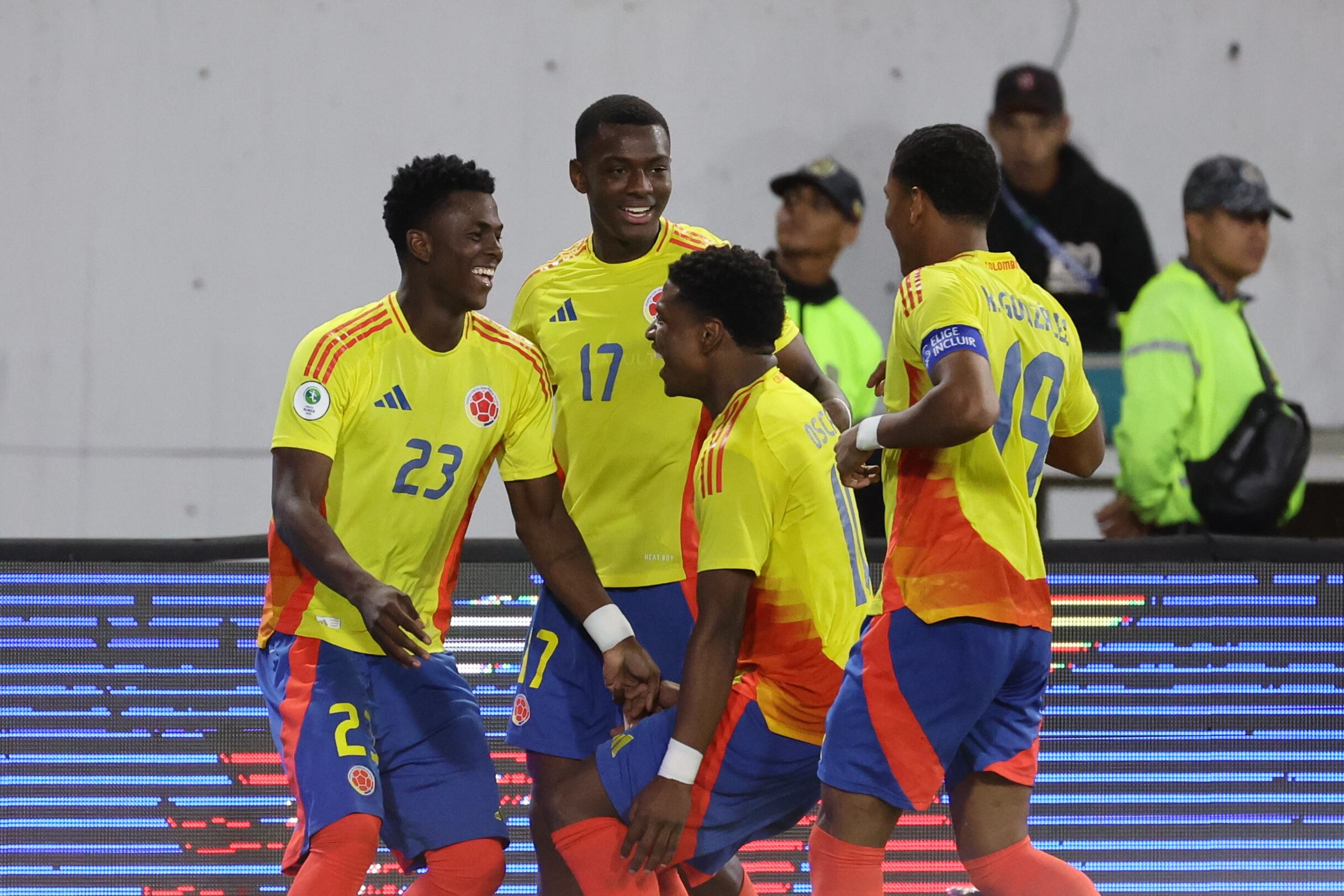 Jugadores de Colombia celebran un gol este jueves, en un partido del hexagonal final del Campeonato Sudamericano sub-20 entre las selecciones de Colombia y Chile en el estadio Nacional Brígido Iriarte en Caracas (Venezuela). EFE/ Miguel Gutiérrez