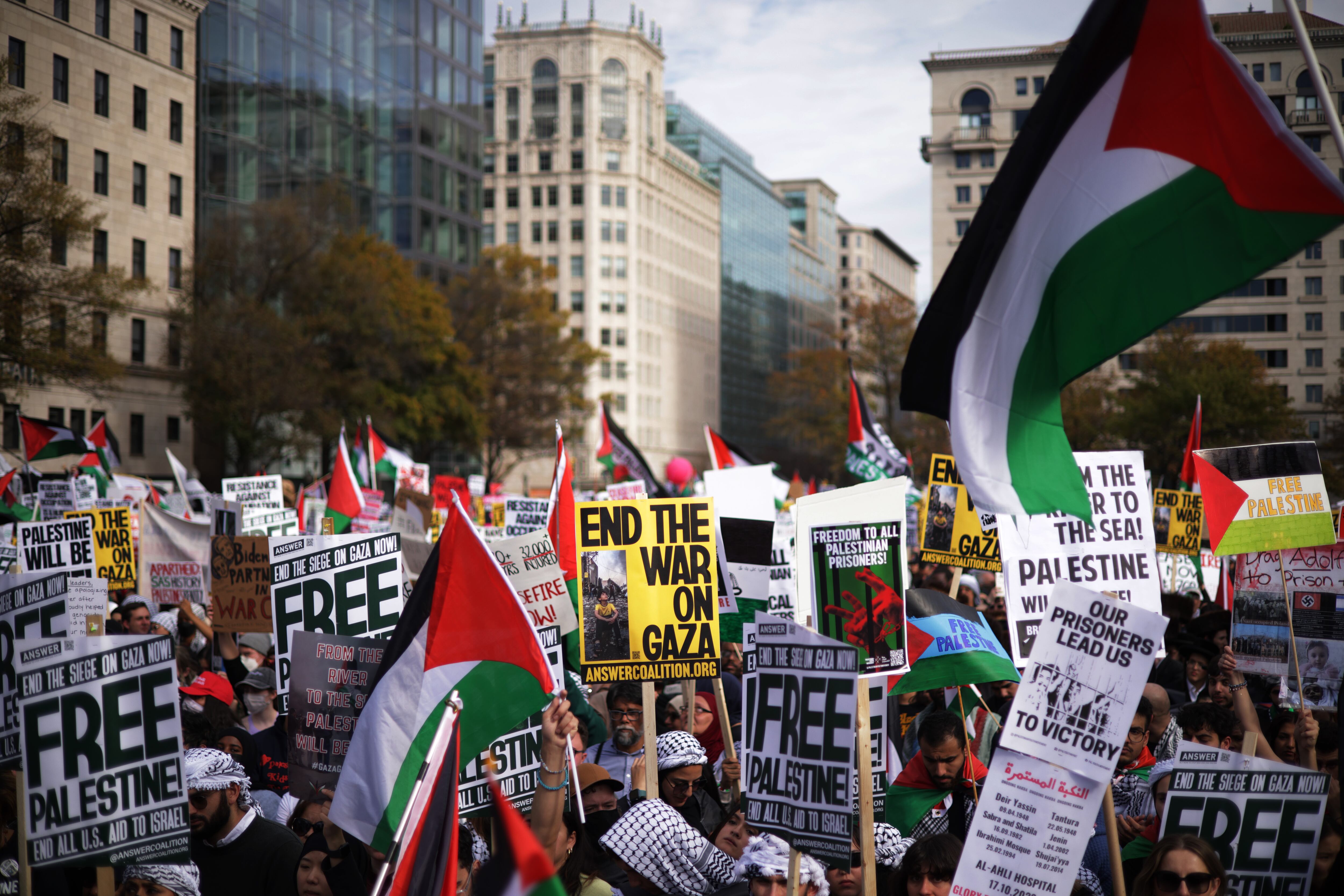 Manifestantes piden un alto el fuego entre Israel y Hamás el 4 de noviembre de 2023 en Washington, D.C. (Foto de Alex Wong/Getty Images)