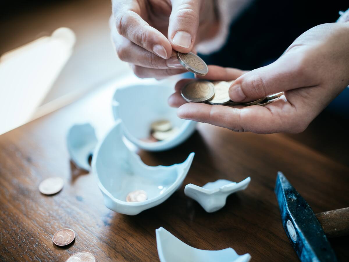 ¿Ahorrar en tiempos de recesión? Trucos para lograrlo según experta en economía